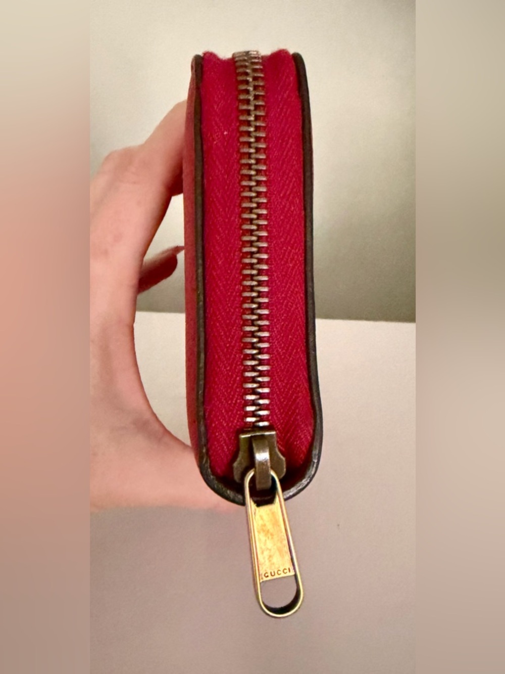 Authentic Gucci Red Leather Zip Wallet with Gold & Green Logo - Picture 5 of 13